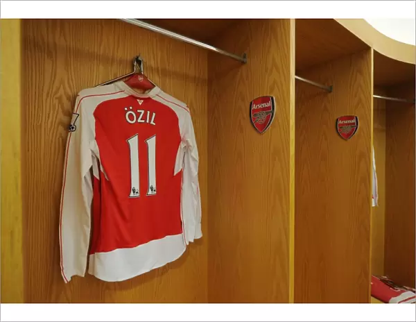 Mesut Ozil's Pre-Match Focus: Arsenal Changing Room Moment before Arsenal vs Newcastle United (2015-16)