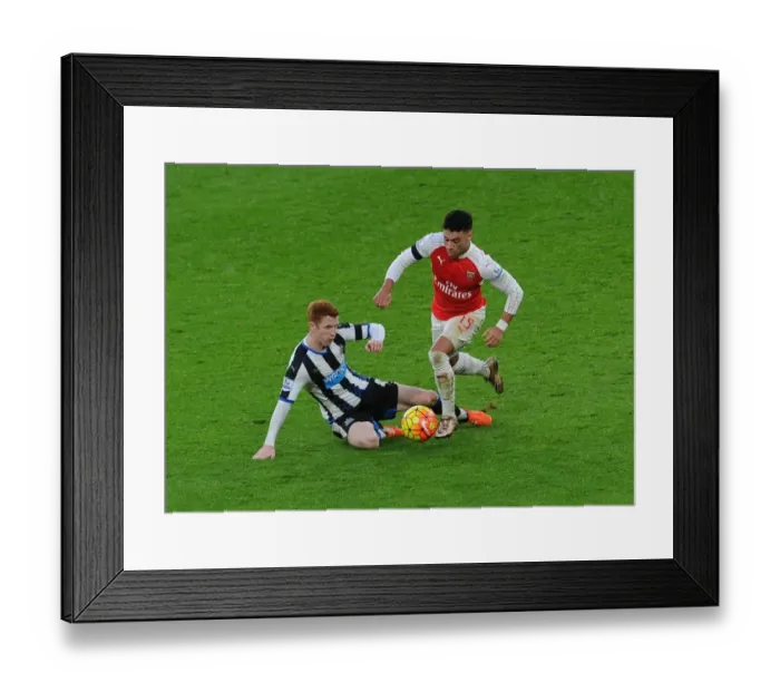 Framed Print : Oxlade-Chamberlain Outmuscles Colback: Arsenal vs Newcastle Battle