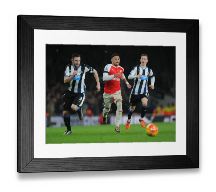 Framed Print : Oxlade-Chamberlain Storms Past Dummett and Colback: Arsenal vs Newcastle United