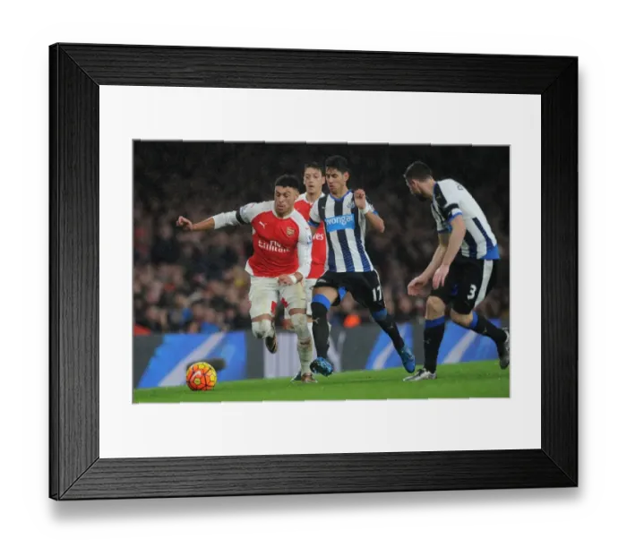 Framed Print : Arsenal's Oxlade-Chamberlain Goes Head-to-Head with Newcastle's Dummett and Perez