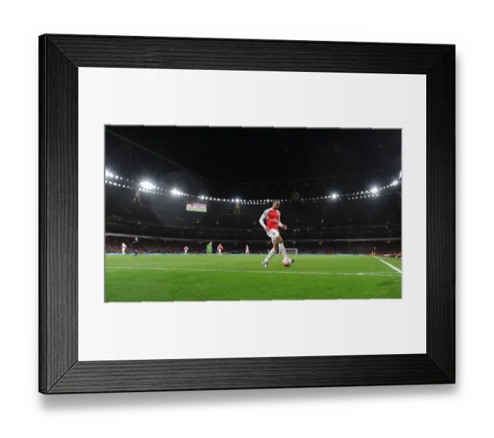Framed Print : Theo Walcott in FA Cup Action: Arsenal vs. Sunderland at The Emirates, 2016 Framed Print : Theo Walcott in FA Cup Action: Arsenal vs. Sunderland at The Emirates, 2016