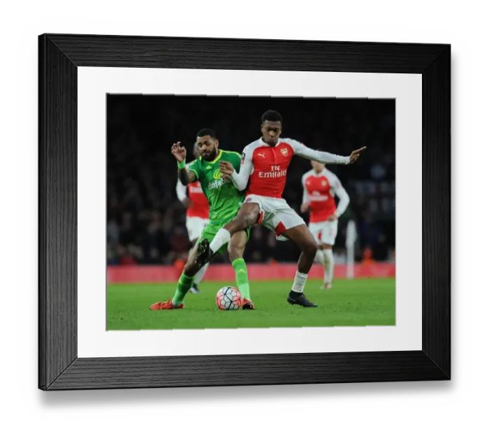 Framed Print : Arsenal's Iwobi Stands Firm Against Sunderland in FA Cup Showdown