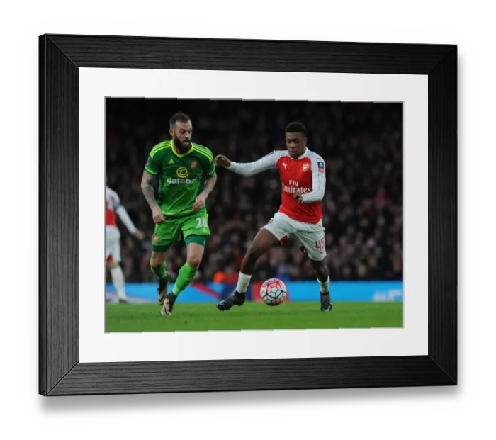 Framed Print : Alex Iwobi Outmaneuvers Steven Fletcher in Arsenal's FA Cup Victory