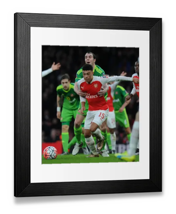 Framed Print : Arsenal's Oxlade-Chamberlain Fends Off Sunderland's O'Shea in FA Cup Battle