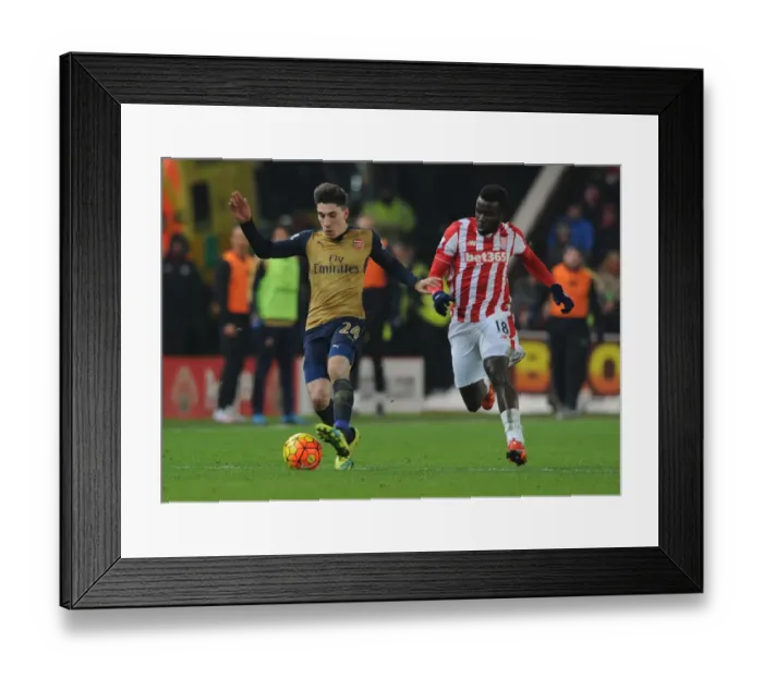 Framed Print : Intense Face-Off: Hector Bellerin vs Mame Diouf (Stoke City vs Arsenal, 2015-16)