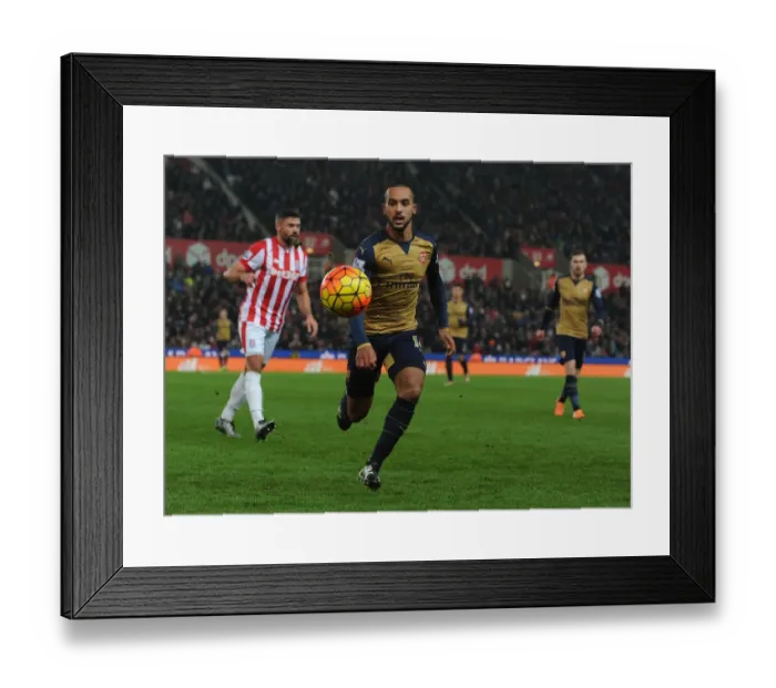 Framed Print : Theo Walcott in Action: Arsenal vs. Stoke City, Premier League 2015-16 Framed Print : Theo Walcott in Action: Arsenal vs. Stoke City, Premier League 2015-16