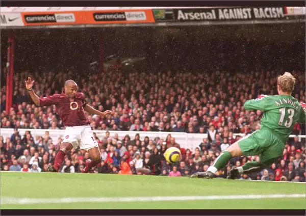 Thierry Henry scores Arsenals 2nd goal past Ben Alnwick (Sunderland)