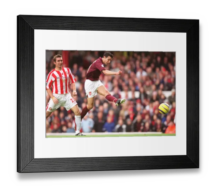 Framed Print : Thrilling Debut: Robin van Persie Scores for Arsenal in 3-1 FA Premier League Victory over Sunderland (2005) Framed Print : Thrilling Debut: Robin van Persie Scores for Arsenal in 3-1 FA Premier League Victory over Sunderland (2005)