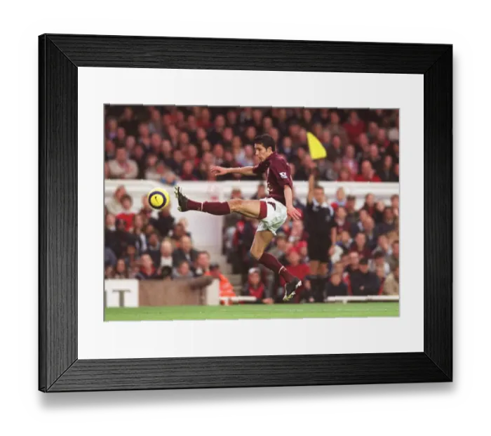 Framed Print : Robin van Persie (Arsenal). Arsenal 3: 1 Sunderland. FA Premier League