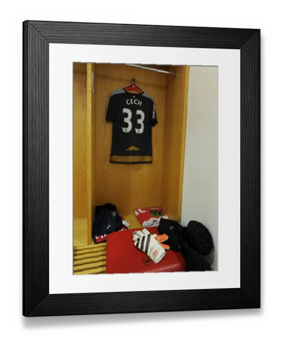 Framed Print : Behind the Scenes: Petr Cech's Pre-Match Ritual (Arsenal vs Chelsea, 2015-16)