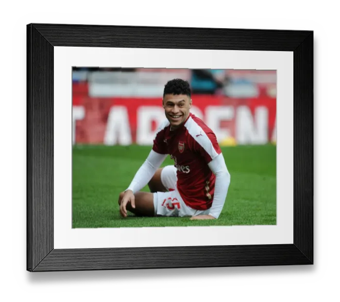 Framed Print : Arsenal's Alex Oxlade-Chamberlain Prepares for Arsenal vs. Chelsea Clash (2015-16) Framed Print : Arsenal's Alex Oxlade-Chamberlain Prepares for Arsenal vs. Chelsea Clash (2015-16)