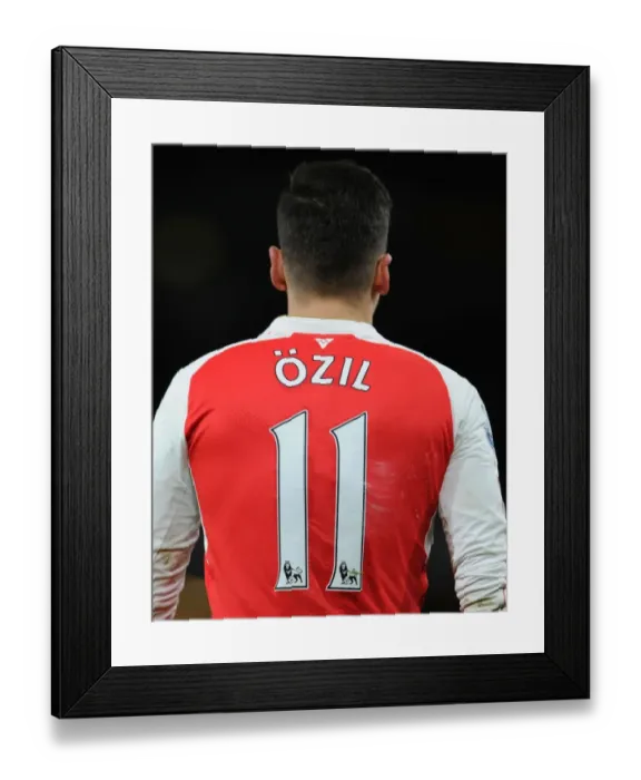 Framed Print : Mesut Ozil in Action: Arsenal vs Southampton (Premier League 2015-16)