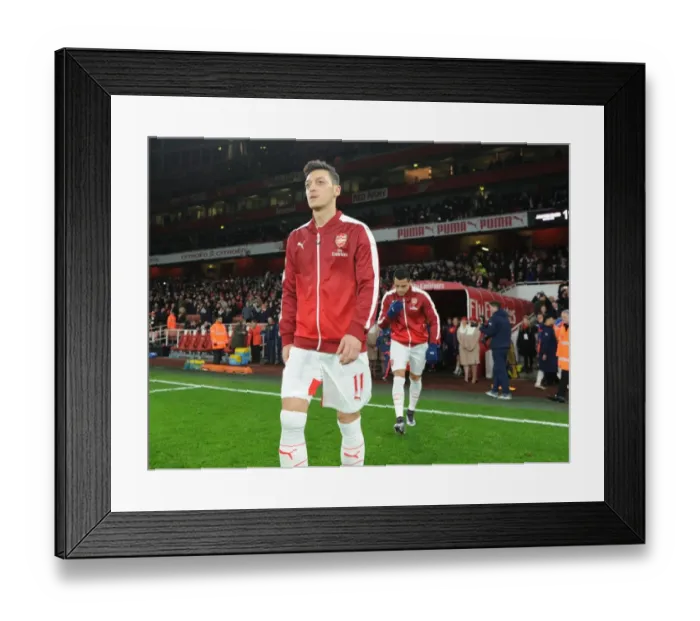 Framed Print : Mesut Ozil: Focused and Ready - Arsenal vs Southampton, Premier League 2015-16 Framed Print : Mesut Ozil: Focused and Ready - Arsenal vs Southampton, Premier League 2015-16