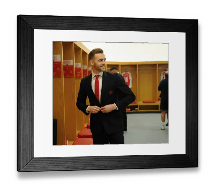 Framed Print : Calum Chambers: Pre-Match Focus in Arsenal Changing Room (Arsenal vs Southampton, 2015-16) Framed Print : Calum Chambers: Pre-Match Focus in Arsenal Changing Room (Arsenal vs Southampton, 2015-16)