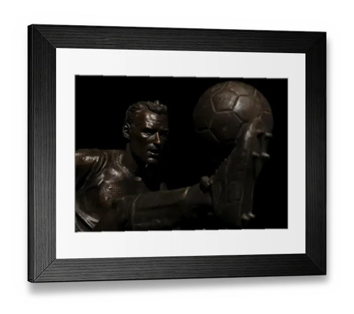 Framed Print : Dennis Bergkamp's Iconic Statue at Emirates Stadium: Arsenal vs Southampton (2015-16)