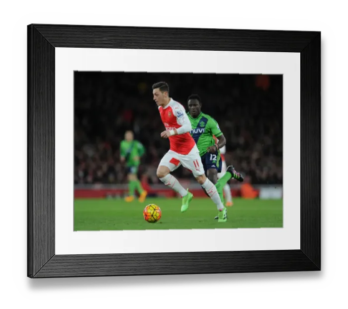 Framed Print : Mesut Ozil in Action: Arsenal vs Southampton, Premier League 2015-16