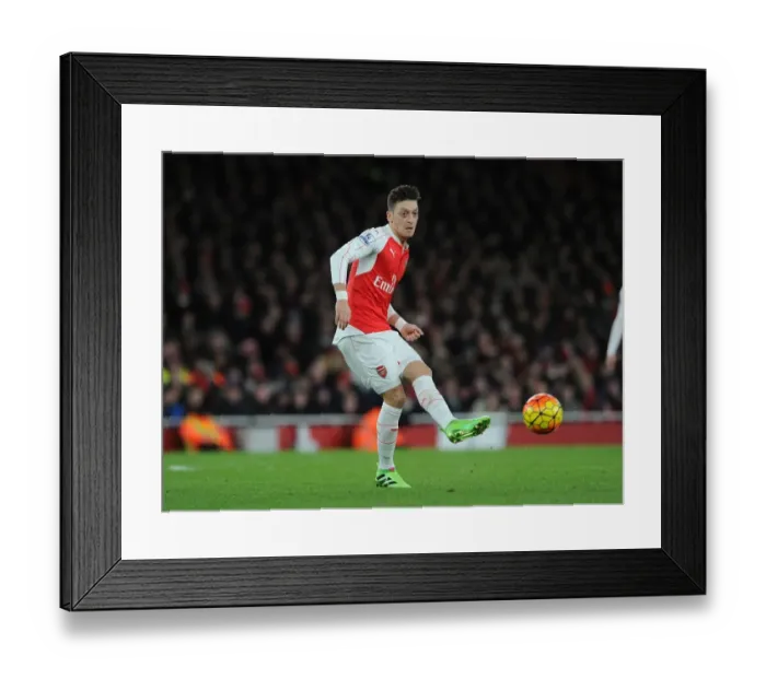 Framed Print : Mesut Ozil in Action: Arsenal vs Southampton, Premier League 2015-16