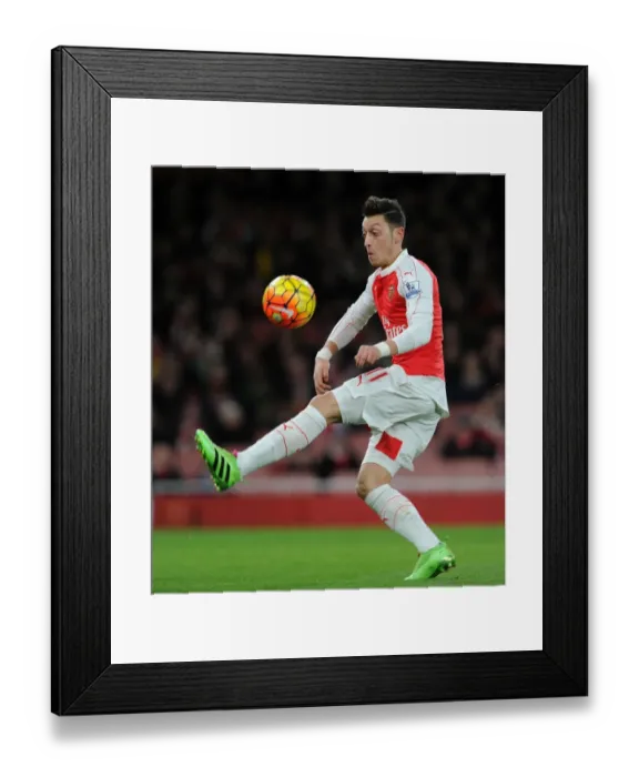 Framed Print : Mesut Ozil in Action: Arsenal vs Southampton, Premier League 2015-16