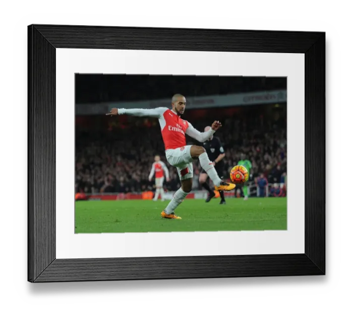Framed Print : Theo Walcott in Action: Arsenal vs Southampton, Premier League 2015-16 Framed Print : Theo Walcott in Action: Arsenal vs Southampton, Premier League 2015-16