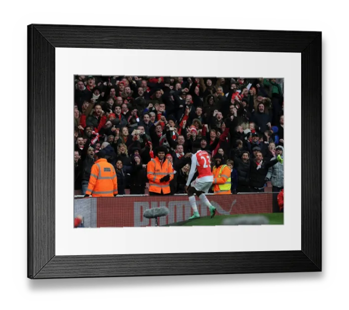 Framed Print : Arsenal Fans Go Wild: Danny Welbeck's Dramatic Winning Goal vs Leicester City (2015-16)