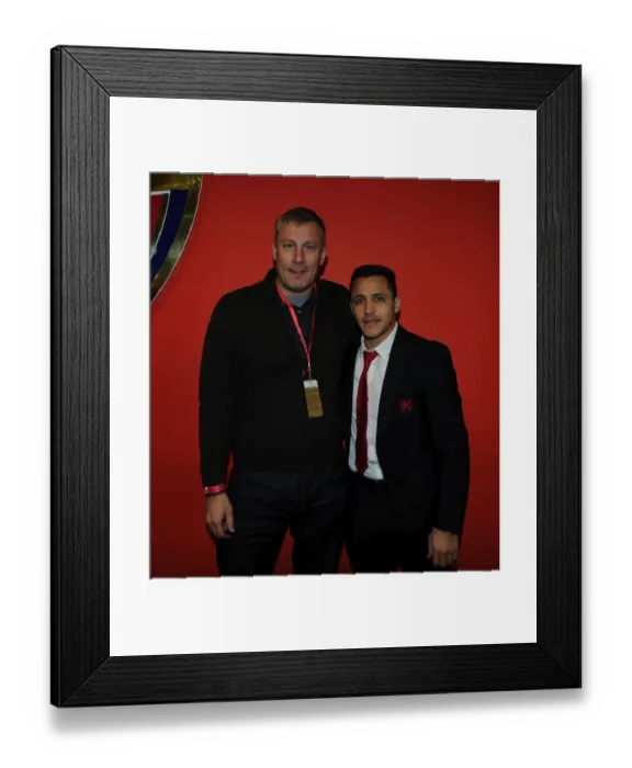 Framed Print : Alexis Sanchez and FA Cup Matchball Sponsor at Arsenal vs. Hull City (2016) Framed Print : Alexis Sanchez and FA Cup Matchball Sponsor at Arsenal vs. Hull City (2016)
