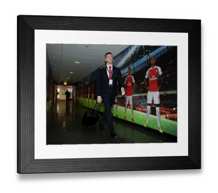 Framed Print : Calum Chambers Pre-Match Focus: Arsenal FC vs. FC Barcelona, UEFA Champions League Round of 16 (2015 / 16) Framed Print : Calum Chambers Pre-Match Focus: Arsenal FC vs. FC Barcelona, UEFA Champions League Round of 16 (2015 / 16)