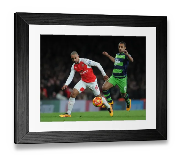 Framed Print : Arsenal vs Swansea City: Walcott vs Routledge - Premier League Battle Framed Print : Arsenal vs Swansea City: Walcott vs Routledge - Premier League Battle