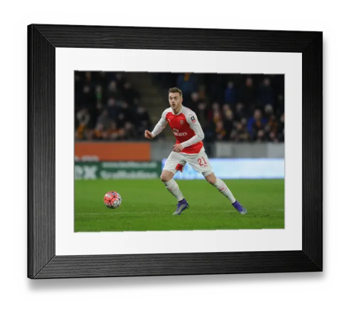 Framed Print : Calum Chambers in Action: Arsenal's FA Cup Battle against Hull City (March 2016)