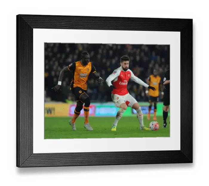 Framed Print : Giroud vs Diame: FA Cup Showdown - Arsenal's Star Forward Clashes with Hull Midfielder