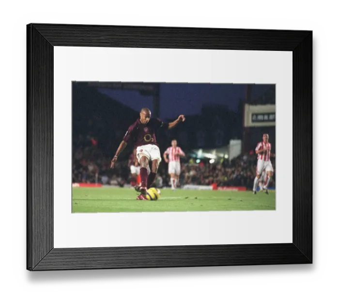 Framed Print : Thierry Henry's Brace: Arsenal's 3-1 Victory Over Sunderland in the FA Premier League, Highbury, London, November 2005