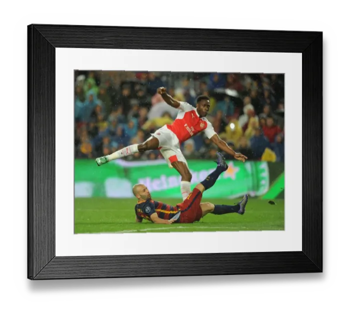 Framed Print : Welbeck vs Mascherano: A Tense Moment in Arsenal's Battle at Camp Nou against Barcelona