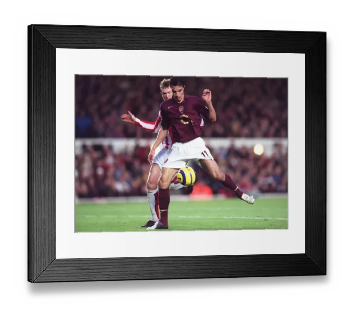 Framed Print : Robin van Persie (Arsenal) Steven Caldwell (Sunderland). Arsenal 3: 1 Sunderland Framed Print : Robin van Persie (Arsenal) Steven Caldwell (Sunderland). Arsenal 3: 1 Sunderland