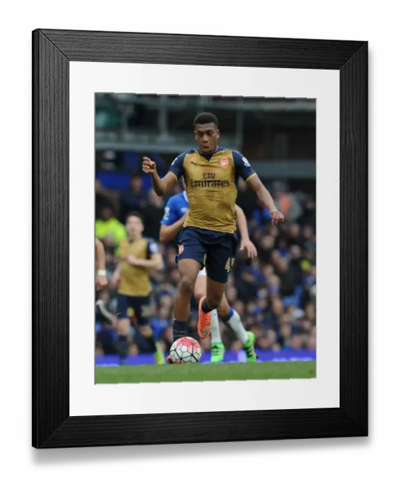 Framed Print : Arsenal's Alex Iwobi in Action Against Everton - Premier League 2015-16