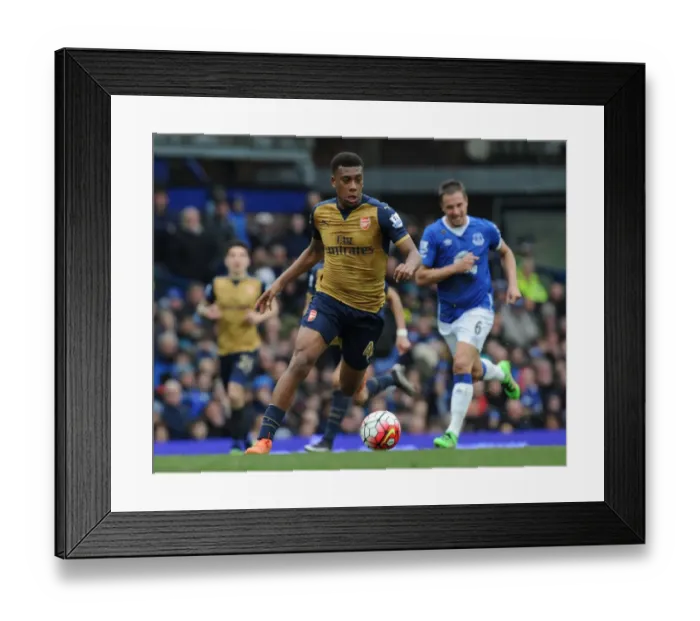Framed Print : Arsenal's Alex Iwobi in Action Against Everton - Premier League 2015-16