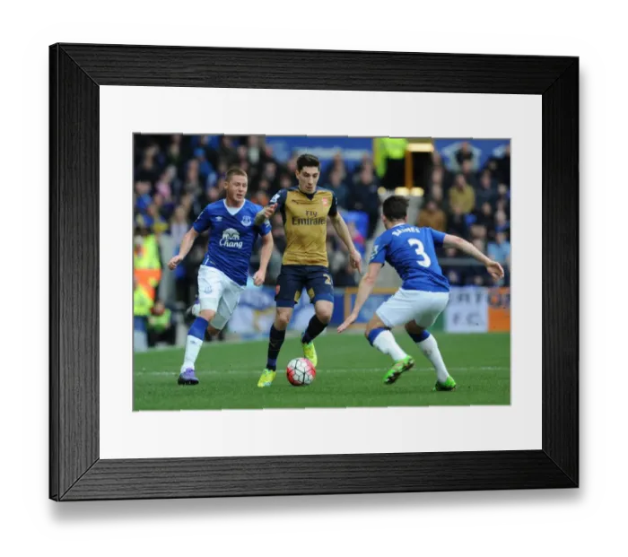 Framed Print : Hector Bellerin Outmaneuvers McCarthy and Baines in Arsenal's Premier League Victory over Everton (2015-16)