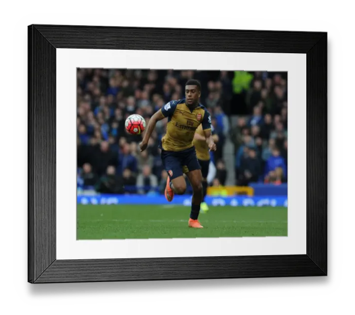 Framed Print : Arsenal's Alex Iwobi in Action Against Everton - Premier League 2015-16