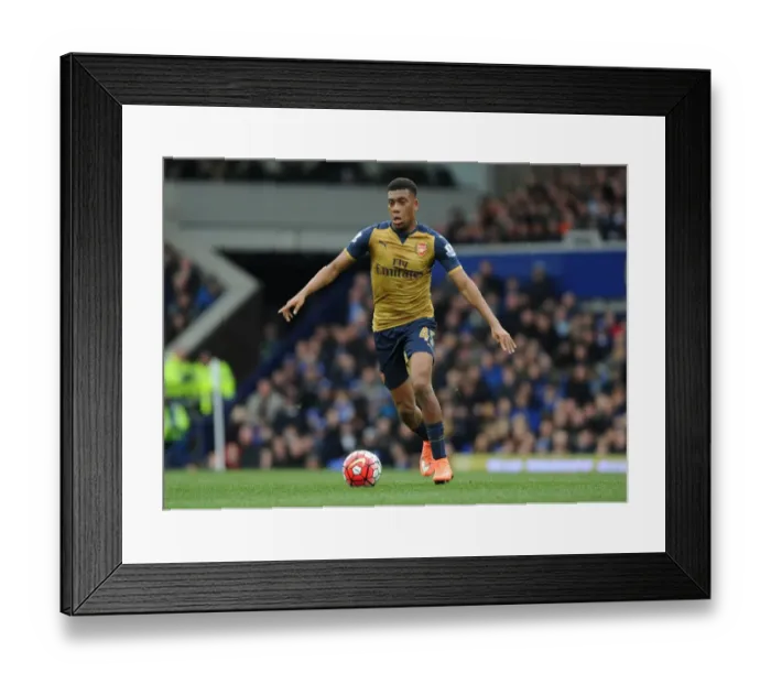 Framed Print : Arsenal's Alex Iwobi in Action Against Everton - Premier League 2015-16