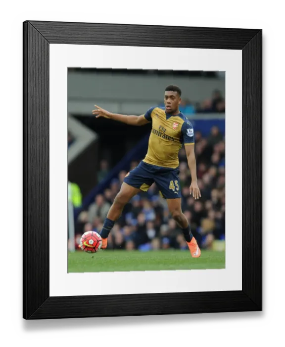 Framed Print : Arsenal's Alex Iwobi in Action Against Everton - Premier League 2015-16