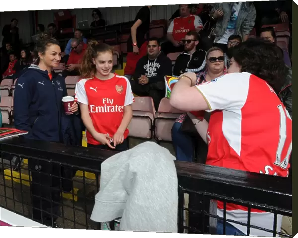 Jodie Taylor (Arsenal Ladies) meets the fans. Arsenal Ladies 2: 2 Notts County Ladies