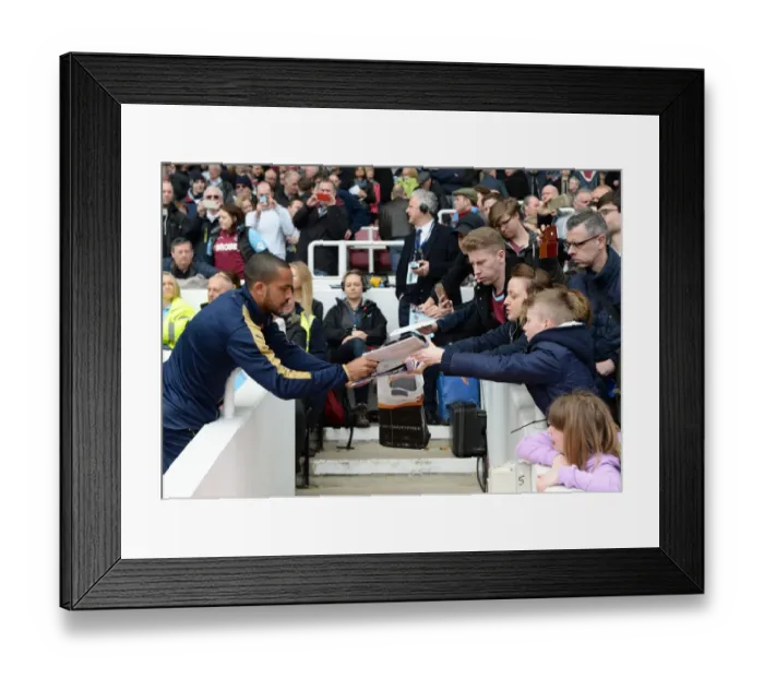 Framed Print : Theo Walcott Signing Autographs Before Arsenal vs West Ham United, Premier League 2015-16 Framed Print : Theo Walcott Signing Autographs Before Arsenal vs West Ham United, Premier League 2015-16