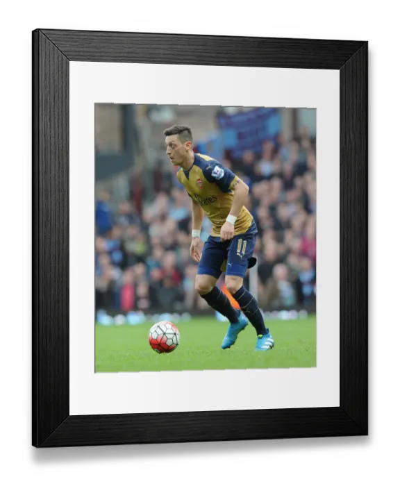 Framed Print : Mesut Ozil in Action: Premier League Showdown between West Ham United and Arsenal (2015-16) Framed Print : Mesut Ozil in Action: Premier League Showdown between West Ham United and Arsenal (2015-16)