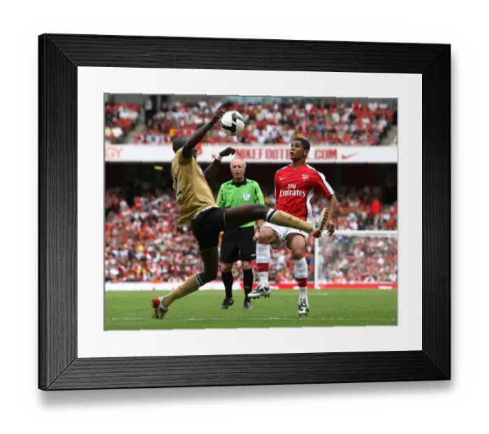 Framed Print : Denilson vs. Sissoko: Juventus Triumphs Over Arsenal in Emirates Cup Clash, 2008