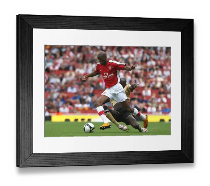 Framed Print : Abu Diaby vs. Mohamed Sissoko: Juventus Edge Past Arsenal in Emirates Cup Clash, 2008