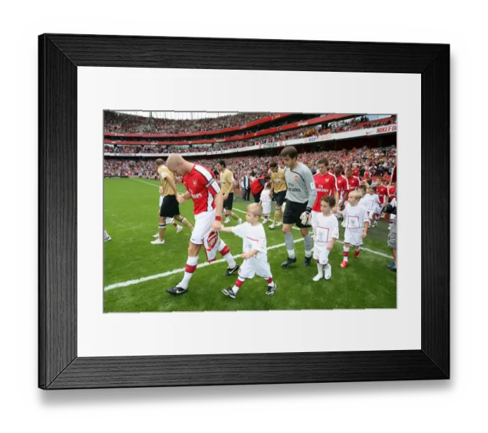 Framed Print : Philippe Senderos vs Juventus: Arsenal's Emirates Cup Defeat (2008)