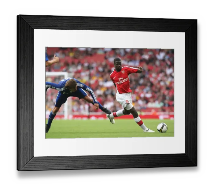 Framed Print : Emmanuel Eboue (Arsenal) Ruben De La Red (Real Madrid) Framed Print : Emmanuel Eboue (Arsenal) Ruben De La Red (Real Madrid)