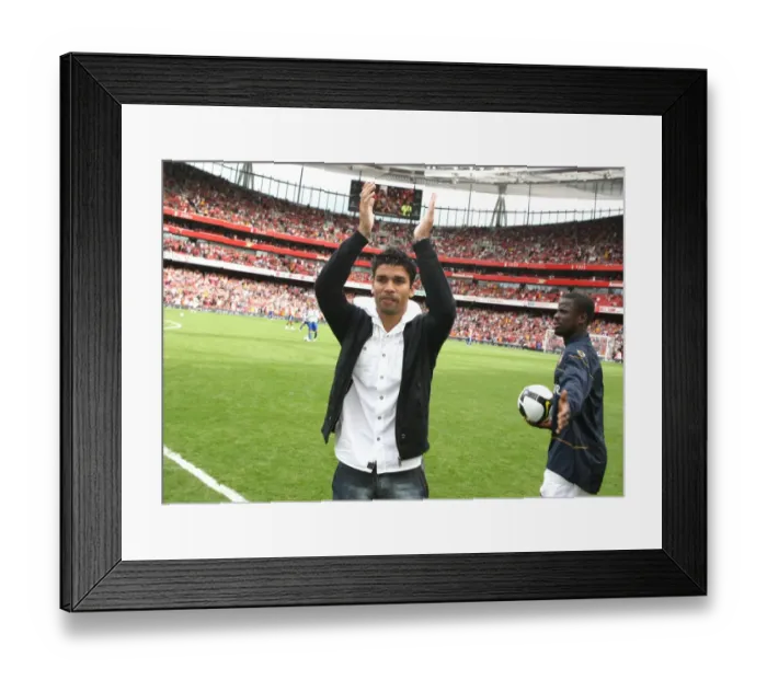Framed Print : Eduardo waves to the Arsenal fans