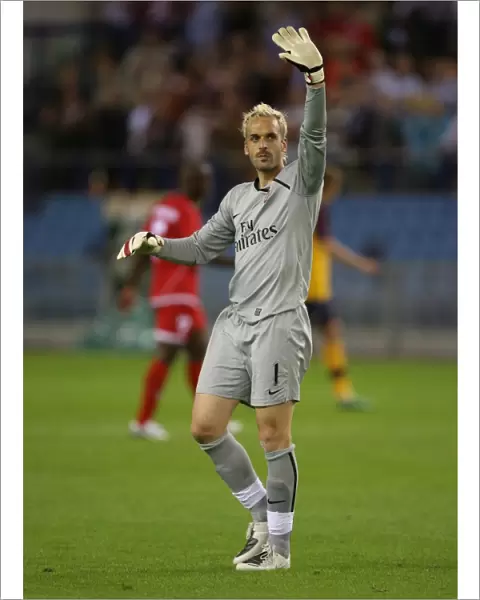 Manuel Almunia waves to the Ardsenal fans after the match