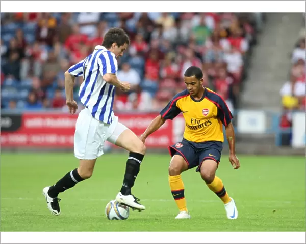 Theo Walcott (Arsenal) nutmegs Maichael Collins (Huddersfield)