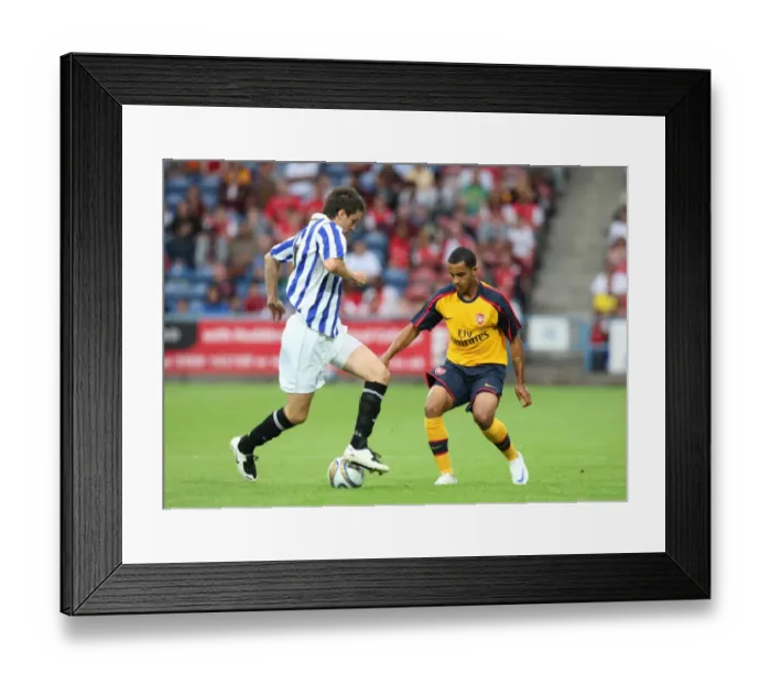 Framed Print : Theo Walcott (Arsenal) nutmegs Maichael Collins (Huddersfield) Framed Print : Theo Walcott (Arsenal) nutmegs Maichael Collins (Huddersfield)