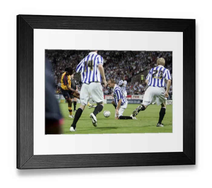 Framed Print : Sanchez Watt scores Arsenals 1st goal